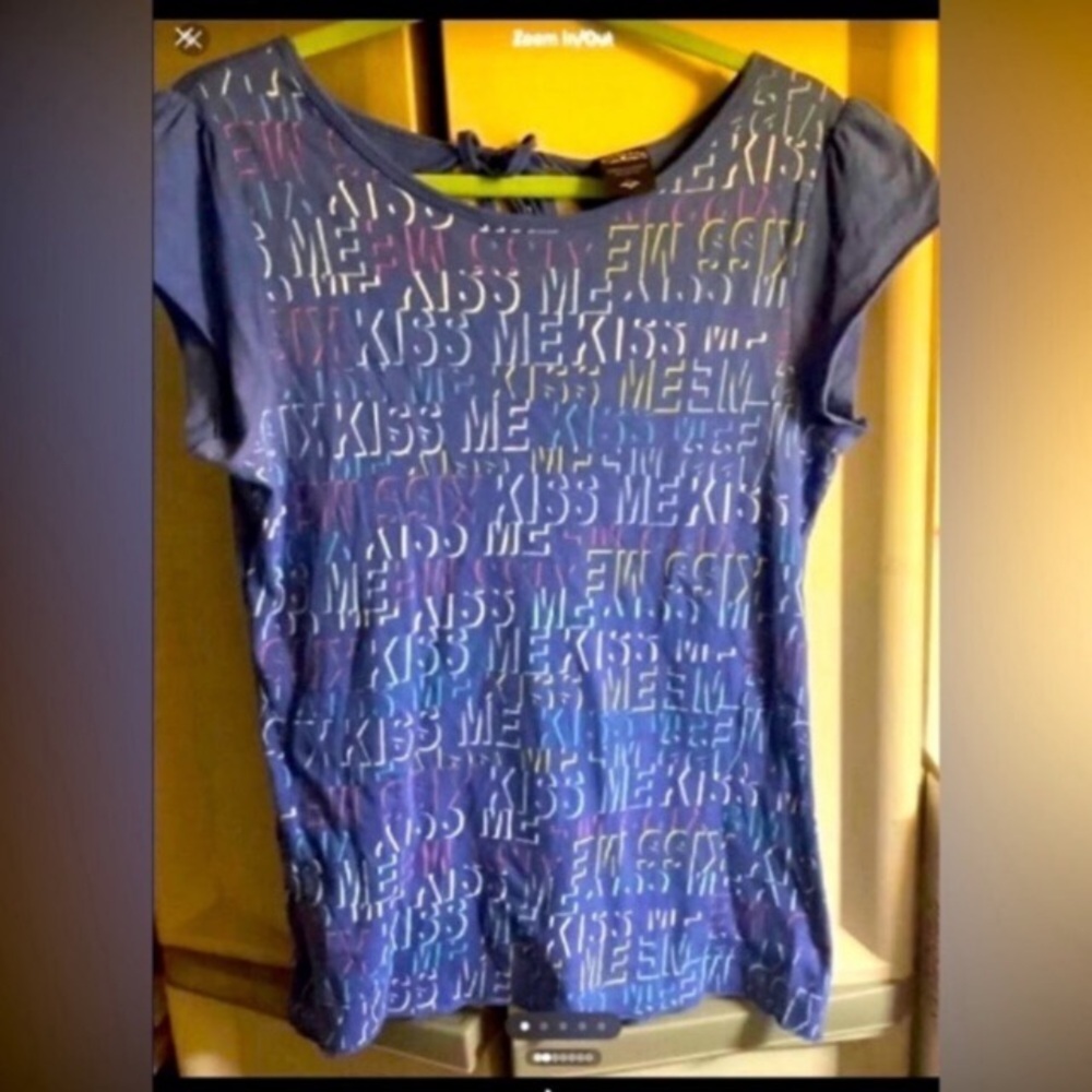 ellemenno Blue Graphic 'KISS ME' Short Sleeve Tee